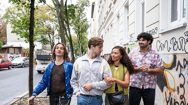 Joshi (Oskar Redfern), Marvin (Damian Hardung), Linda (Aysha Joy Samuel) und Hassan (Samir Salim, von links) sind auf dem Weg zu einem Konzert. Dass alle drei Männer mit der Frage der Männlichkeit zu kämpfen haben, ahnt zu diesem Zeitpunkt noch niemand.