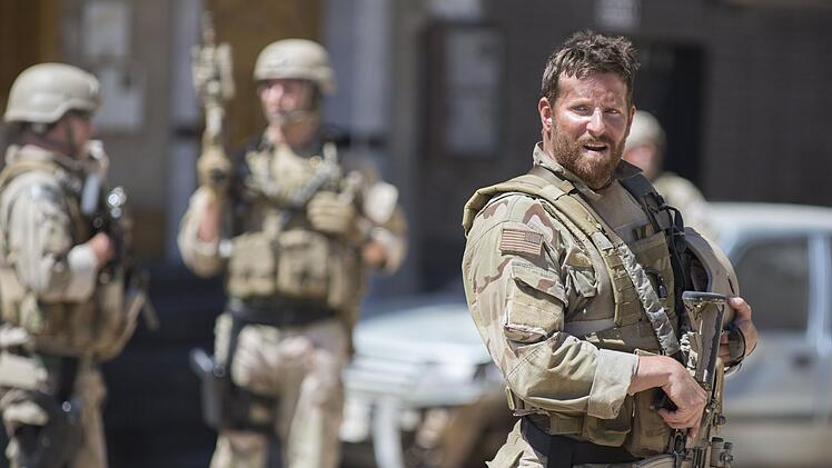 Im Einsatz ist Chris Kyle (Bradley Cooper, rechts) immer bereit, zu t&ouml;ten.