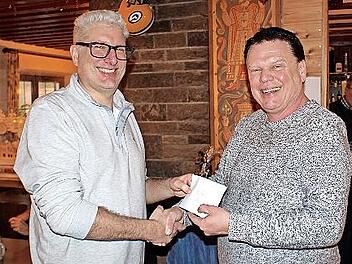Christoph Seidel &uuml;berreicht den 1. Preis an Michael Seidel (nicht verwandt oder verschw&auml;gert).