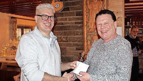 Christoph Seidel &uuml;berreicht den 1. Preis an Michael Seidel (nicht verwandt oder verschw&auml;gert).