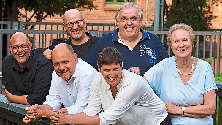 Die Musiker der Band &bdquo;Mesinke&ldquo; sind Martin Glogger (Gesang, Bass), J&uuml;rgen Gro&szlig; (Gesang, Akkordeon, Gitarre), Thilo J&ouml;rgl (Gesang, Gitarre, Drums), Alexander Maier (Klarinetten), Erika Spielvogel (Gesang, Percussions) und Nicole Hausmann (Gesang, G...