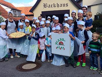 26 Kinder lernten beim Pizzabacken und Maroldsweisach, wie man aus frischen Zutaten eine Pizza backt.  Foto: Privat