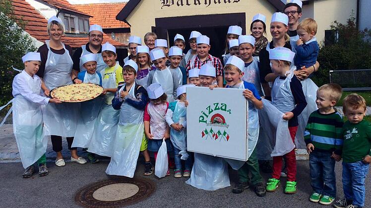 26 Kinder lernten beim Pizzabacken und Maroldsweisach, wie man aus frischen Zutaten eine Pizza backt.  Foto: Privat