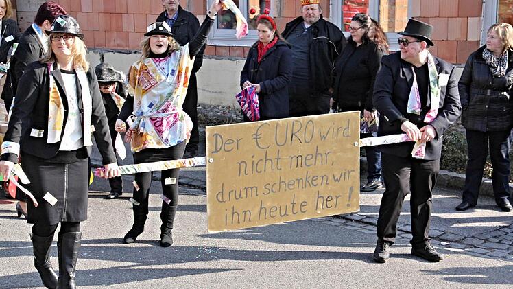 Mit dem Verfall des Euro haderte der CSU-Ortsverband Untermerzbach und brachte "goldene Schokoladen-Euros" unter die Leute. Foto: Helmut Will