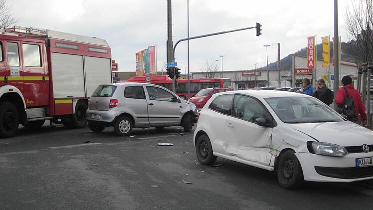 Beim Zusammenstoß eines VW Polo und eines VW Fox ist am Mittwochmittag niemand verletzt worden, aber der Sachschaden wird auf 20.000 Euro geschätzt. Foto: Stephan Tiroch