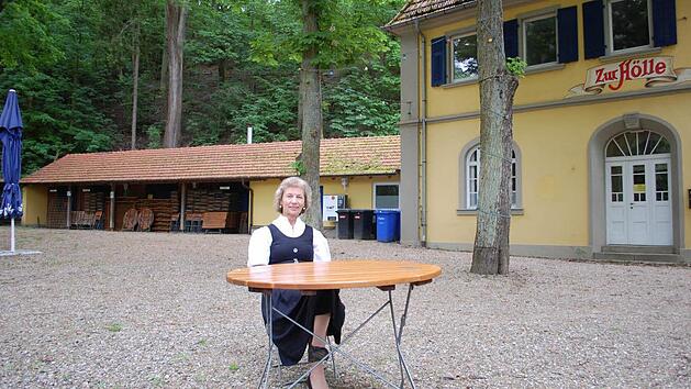 Traudl Konior ist froh, dass die Kirchweih 2016 im Juli auf dem angestammten H&ouml;llen-Gel&auml;nde stattfinden kann. &Uuml;ber die Zukunft ihres B&uuml;rgervereins Altstadt macht sich die Vorsitzende allerdings gro&szlig;e Sorgen. Foto: Hannes Helferich
