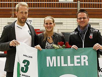 Drei, die neben weiteren wachen Geistern den Damen- und M&auml;dchenbasketball in Bamberg voranbringen m&ouml;chten, v.&nbsp;l.: der Sportliche Leiter Sebastian Hader, Jessica Miller und Brose-Bamberg-Gesch&auml;ftsf&uuml;hrer Rolf Beyer. Nach ihrer Verabschiedung kurz vor Weihnachten letzten Jahres (unser Bild) freut sich Jessie Miller darauf, als Trainerin nach Bamberg zur&uuml;ckzukehren. Foto: sportpress
