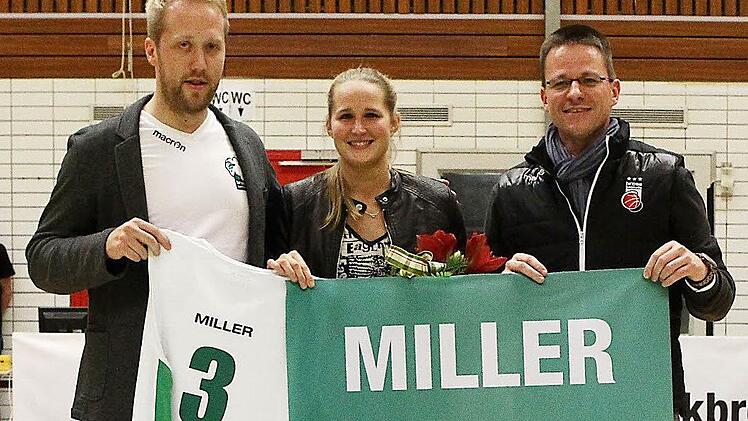 Drei, die neben weiteren wachen Geistern den Damen- und M&auml;dchenbasketball in Bamberg voranbringen m&ouml;chten, v.&nbsp;l.: der Sportliche Leiter Sebastian Hader, Jessica Miller und Brose-Bamberg-Gesch&auml;ftsf&uuml;hrer Rolf Beyer. Nach ihrer Verabschiedung kurz vor Weihnachten letzten Jahres (unser Bild) freut sich Jessie Miller darauf, als Trainerin nach Bamberg zur&uuml;ckzukehren. Foto: sportpress