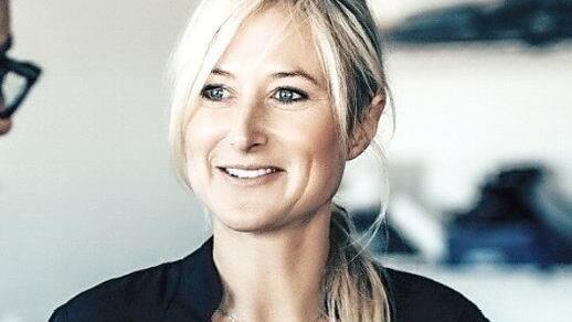 Sue Neuhauser, Chief Designerin CMF. Ihr Fachgebiet sind Design und Entwicklung von Farben, Materialien und Oberflächen, kurz CMF (Color, Material & Finish). Die Visionärin sagt: "Nur mit Mut und Neugier eröffnen sich neue Wege.”