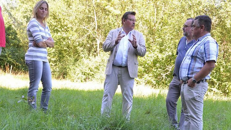 Monika Feibel, Jürgen Wittmann, Thomas Feulner und Stefan Neumann stehen vor Beginn der Sanierung an einer Stelle, an der die Altlasten der Blaufabrik deutlich zu erkennen sind. Foto: CT-Archiv, Rainer Lutz