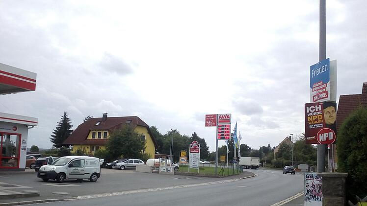 Wahlplakate in der Gemeinde Uehlfeld - darunter auch eines der NDP. Foto: Anna-Lena Deuerling