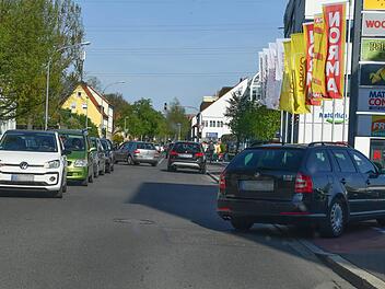 In der Pödeldorfer Straße in Bamberg kommt es beim Einkaufszentrum am Berliner Ring zu Verkehrsproblemen: Der Bürgerverein Bamberg Ost startet nun womöglich einen letzten Anlauf. Foto: Ronald Rinklef