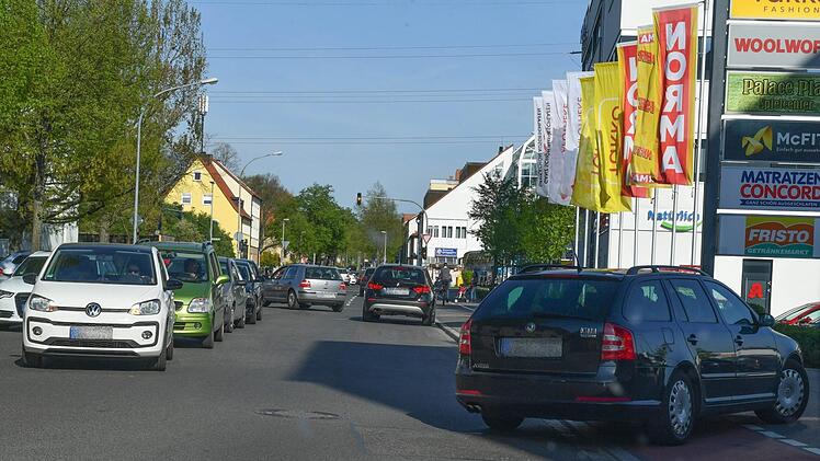 In der Pödeldorfer Straße in Bamberg kommt es beim Einkaufszentrum am Berliner Ring zu Verkehrsproblemen: Der Bürgerverein Bamberg Ost startet nun womöglich einen letzten Anlauf. Foto: Ronald Rinklef
