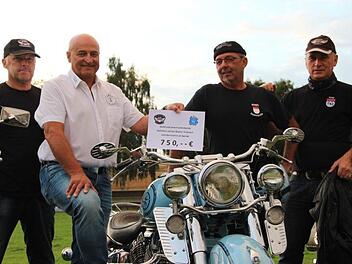 Spendenübergabe mit den Organisatoren Gerald Staufer (links), Helmut Wichert (2. v. r.) und Thomas Reinwald (rechts). Sie übergaben an den Vorsitzenden Günter Scheller den Spendenscheck für die Jugendarbeit. Foto: Mathias Erlwein
