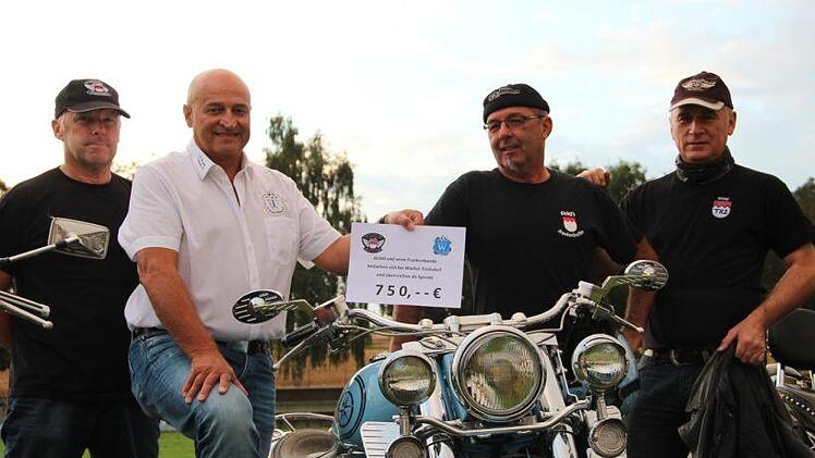 Spendenübergabe mit den Organisatoren Gerald Staufer (links), Helmut Wichert (2. v. r.) und Thomas Reinwald (rechts). Sie übergaben an den Vorsitzenden Günter Scheller den Spendenscheck für die Jugendarbeit. Foto: Mathias Erlwein