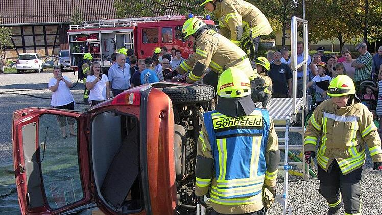 Beim koordinierten Einsatz wird das Dach des Autos entfernt. Foto: Klaus Oelzner