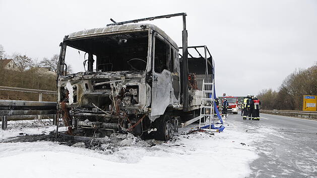 Ein Lastwagen ist am Mittwoch (7. April 2021) ist gegen 11.45 Uhr auf der S&uuml;dwesttangente zwischen N&uuml;rnberg-Gebersdorf und der B14 kurz vor der Anschlussstelle Schweinau in Flammen aufgegangen.