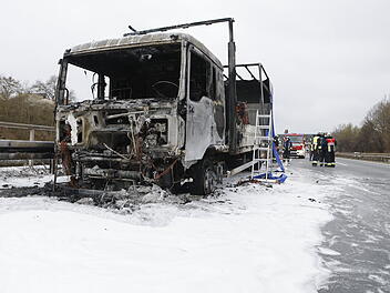 Ein Lastwagen ist am Mittwoch (7. April 2021) ist gegen 11.45 Uhr auf der Südwesttangente zwischen Nürnberg-Gebersdorf und der B14 kurz vor der Anschlussstelle Schweinau in Flammen aufgegangen.