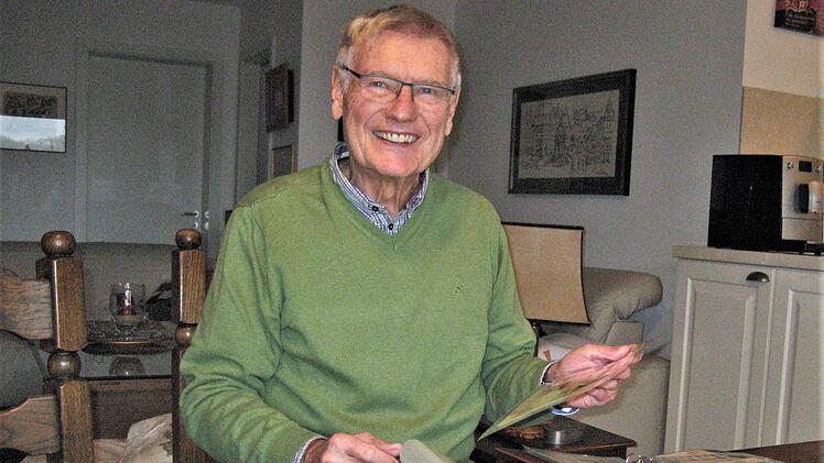 Sammler Dietmar Feist (78) beim Sortieren der ihm überlassenen Briefmarkenbestände