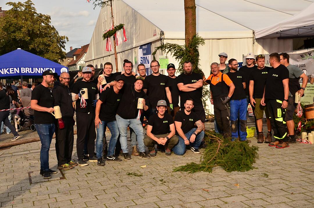 Aufstellen vom Kirchweihbaum & Party am Abend.