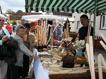 Bürsten in allen Variationen gab es an einem Stand beim Markt in Burkardroth. Fotos: Gabriele Sell