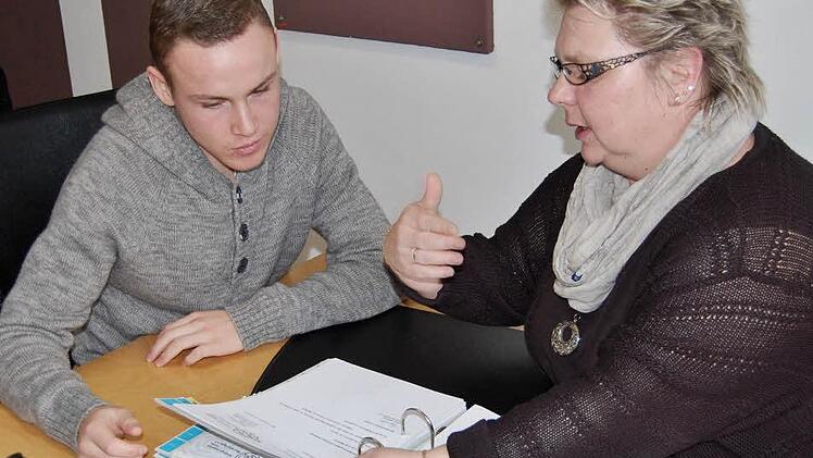 Pascal Dietz ließ sich von Verwaltungschefin Anja Gröschel die Kidro-Projekte erklären