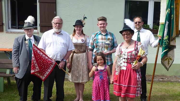 Nach der Krönung stellten sich die Neufanger Majestäten der Kamera. Im Bild (von links) Erster Vorsitzender Werner Reinfeld, Erster Adjutant Peter Schlaf, Erste Schützenmeisterin Eva Lauterbach, Robyn Lauterbach, Jugendkaiser Niklas Lauterbach, Hauptkönigin Ursula Lauterbach und Fahnenträger Matthias Hahn Foto: Klaus-Peter Wulf