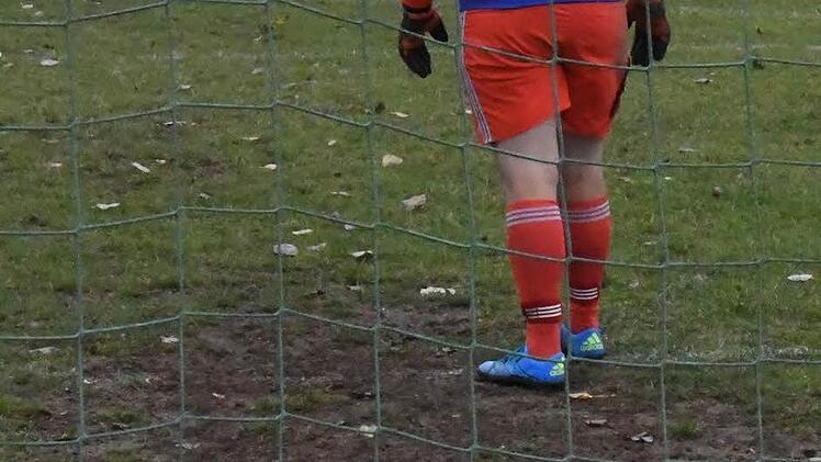 Spiegelbild in der Pfütze: Johannes Markard von der Hammelburger B-Klassenreserve.  Foto: Hopf