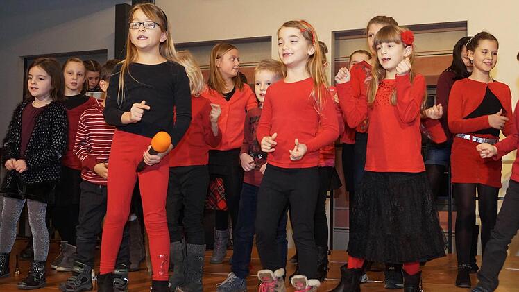 Die Kinder des Kinderchores sangen begeistert das Lied "In der Weihnachtsbäckerei". Foto: Denise Burkhardt