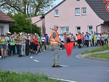 Sicherheit ist eine der wichtigsten Aufgaben bei einer Wallfahrtsgruppe. So wie hier bei der Sulzfelder Wallfahrt ist es Olaf Gräf, der mit Argusaugen auf den Verkehr achtet und damit Sicherheit verbreitet.  Foto: Hanns Friedrich