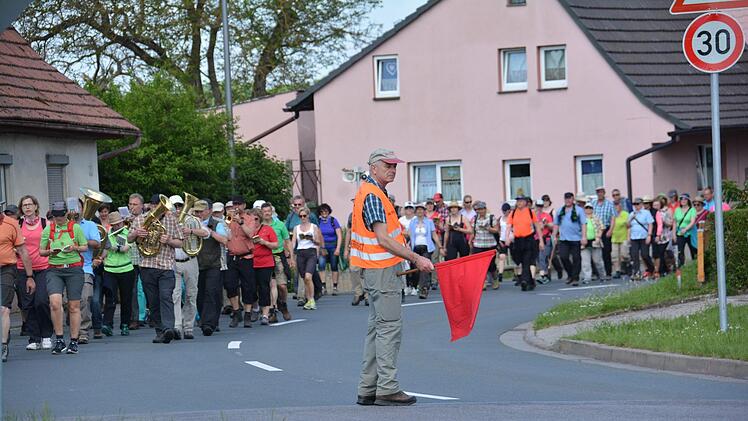 Sicherheit ist eine der wichtigsten Aufgaben bei einer Wallfahrtsgruppe. So wie hier bei der Sulzfelder Wallfahrt ist es Olaf Gräf, der mit Argusaugen auf den Verkehr achtet und damit Sicherheit verbreitet.  Foto: Hanns Friedrich