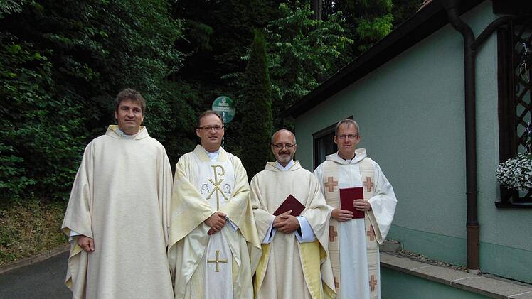 Andreas Hornung (von links), Florian Sassik, Abt Beda und Harald Sassik  Foto: Petra Malbrich