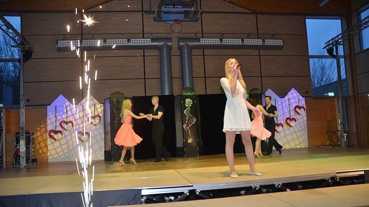 Theresa Müller entführte, mit der Tanzschule Gehde, auf eine Zeitreise.K.-H. Hofmann