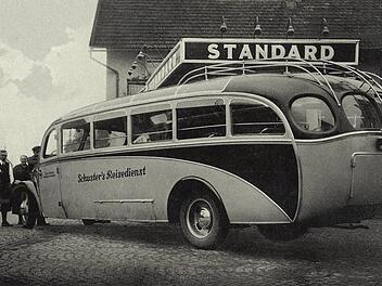 Atemberaubende Linienführung: ein alter Ford-Bus, den der Schwarzacher Johann Schuster 1935 in Dienst stellte. Im Hintergrund die  1928 eröffnete Tankstelle mit Kraftstoffen von Standard Oil - sie ist eine der ältesten in Deutschland. Foto: Archiv Stephan Tiroch
