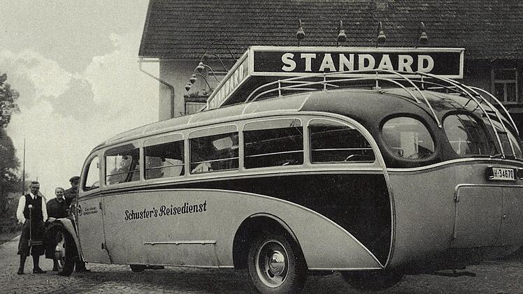 Atemberaubende Linienführung: ein alter Ford-Bus, den der Schwarzacher Johann Schuster 1935 in Dienst stellte. Im Hintergrund die  1928 eröffnete Tankstelle mit Kraftstoffen von Standard Oil - sie ist eine der ältesten in Deutschland. Foto: Archiv Stephan Tiroch