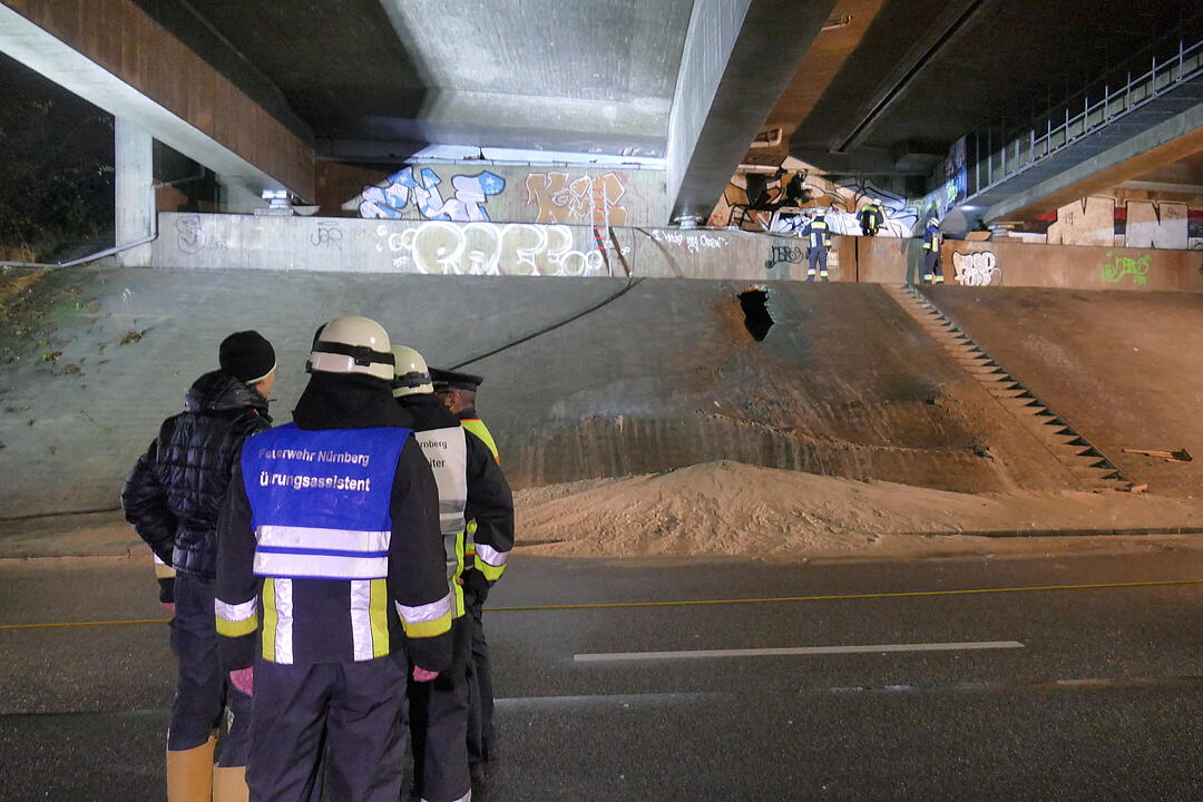Wassermassen reißen Loch in Hafenbrücke - Frankenschnellweg in Nürnberg gesperrt