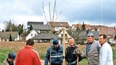 1992 pflanzten die Mitglieder des Obst- und Gartenbauvereins Sylbach B&auml;ume entlang des Radwegs nach Unterhohenried.  Foto: Archiv