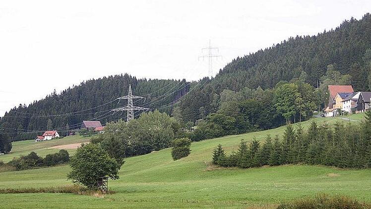 Angesichts Klimaveränderungen und schlechter werdender Trinkwasserqualität will Jürgen Baumgärtner Weiler und Gehöfte an die Wasserleitung anschließen und sich für eine 90-prozentige Förderung stark machen. Auch Geschwend (im Bild) soll angeschlossen werden. Veronika Schadeck