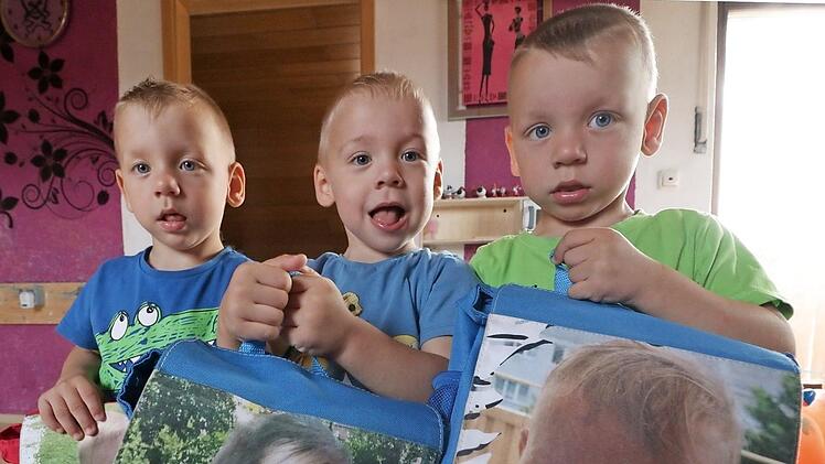 Jetzt läuft für Max, Ben und Luca (von links) die Eingewöhnung in den Kindergarten.  Foto: Josef Hofbauer