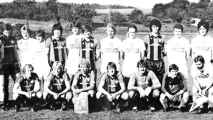 Ein Erinnerungsfoto f&uuml;r die Ewigkeit: Die Eberner (wei&szlig;e Trikots) und die Stars von Eintracht Frankfurt Foto: Archiv Steppert