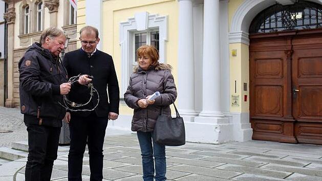 Ein nicht allt&auml;gliches Geschenk hatte Josef Kr&uuml;ger (links) aus Saalfeld f&uuml;r B&uuml;rgermeister Ralf Hartnack dabei: ein St&uuml;ck original Stacheldraht vom Grenzzaun zwischen Bayern und Th&uuml;ringen. Helmut Zink