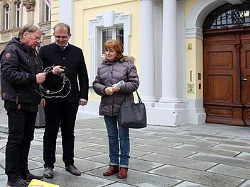 Ein nicht alltägliches Geschenk hatte Josef Krüger (links) aus Saalfeld für Bürgermeister Ralf Hartnack dabei: ein Stück original Stacheldraht vom Grenzzaun zwischen Bayern und Thüringen. Helmut Zink