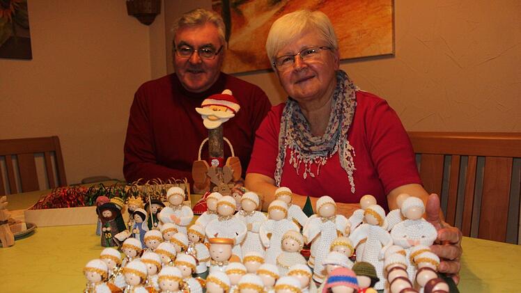 Mit großer Liebe zum Detail fertigen Edmund Popp und Ingrid Scheller niedliche Weihnachtsbotschafter und  Dekorationsartikel.Popp