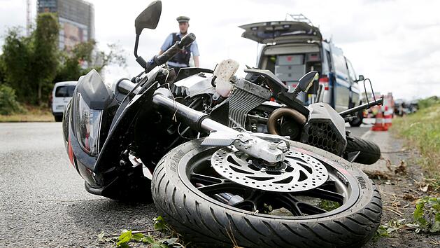 Ein 55-J&auml;hriger verunfallte im Kreis W&uuml;rzburg beim Wenden mit seinem Motorrad: Er prallte dabei gegen eine Betonmauer. Foto: David Young/dpa