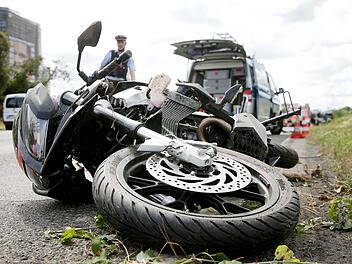 Ein 55-Jähriger verunfallte im Kreis Würzburg beim Wenden mit seinem Motorrad: Er prallte dabei gegen eine Betonmauer. Foto: David Young/dpa