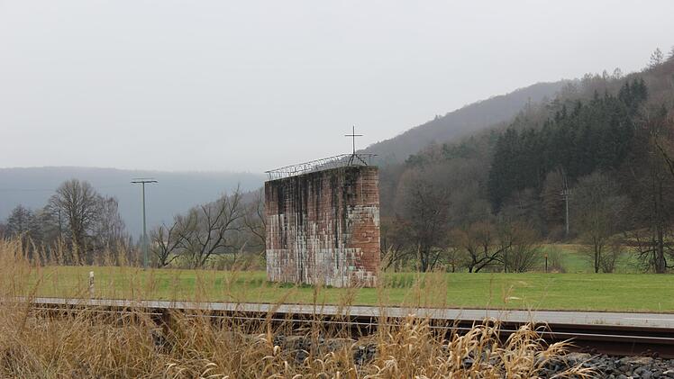 Der Brückenpfeiler in Gräfendorf wird auch zum Klettern genutzt.