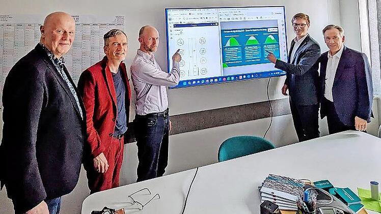 V.l.: B&uuml;rgermeister Gerald Brehm, Thomas Maier (Vorstand Valentin Maier), Lennart B&ouml;se (Gesch&auml;ftsf&uuml;hrer Malum), Oliver M&ouml;nius (Gesch&auml;ftsf&uuml;hrer Solariance) und Landrat Alexander Tritthart.