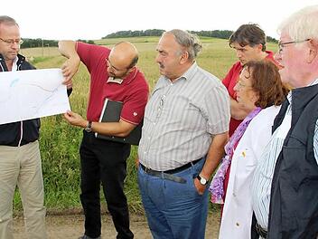 Matthias Strunz und Michael Dötzer (links) erläuterten am Plan die laufenden Arbeiten im Bereich Welkendorf und Weißenbrunn. Foto: Ralf Kestel