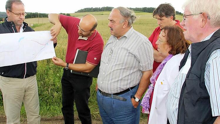 Matthias Strunz und Michael Dötzer (links) erläuterten am Plan die laufenden Arbeiten im Bereich Welkendorf und Weißenbrunn. Foto: Ralf Kestel