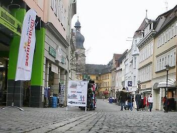 Tagüber Einkaufsstraße, nachts Kneipenmeile - und rund um die Uhr Fußgängerzone: der Steinweg.